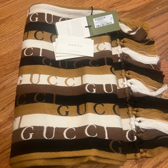 Authentic New Gucci Wool Scarf/ Shawl - Picture 9 of 9